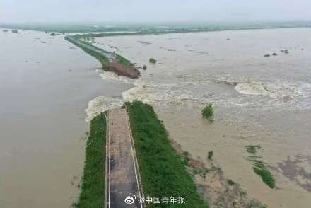 长江洪水高度又飙新高 地方开始炸堤泄洪3.jpg