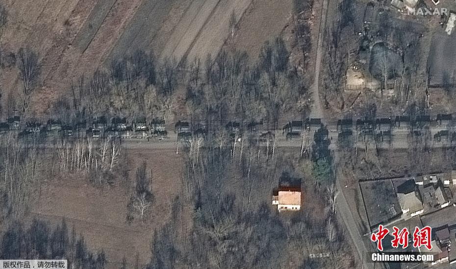 当地时间2月27日，据法新社报道，一组卫星图像显示大批俄罗斯军车在伊万基夫郊区的 P-02-02 路上向基辅移动 ...
