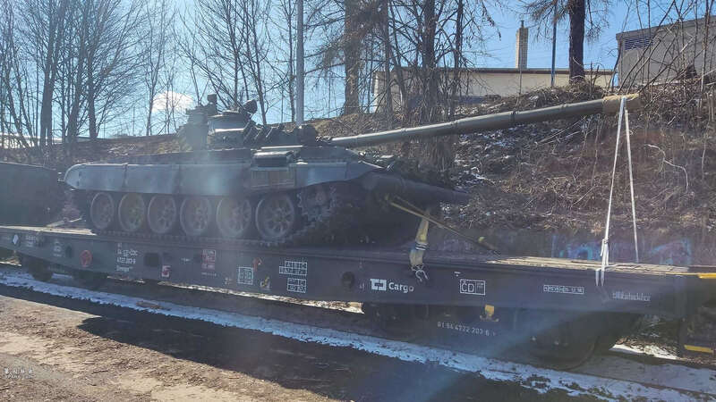 捷克用火车向乌克兰运苏制坦克