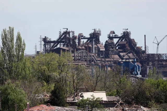 这是5月8日拍摄的马里乌波尔市亚速钢铁厂