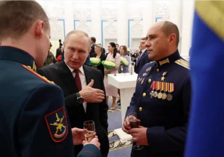普京在军人授奖仪式上与两名高级军官交谈