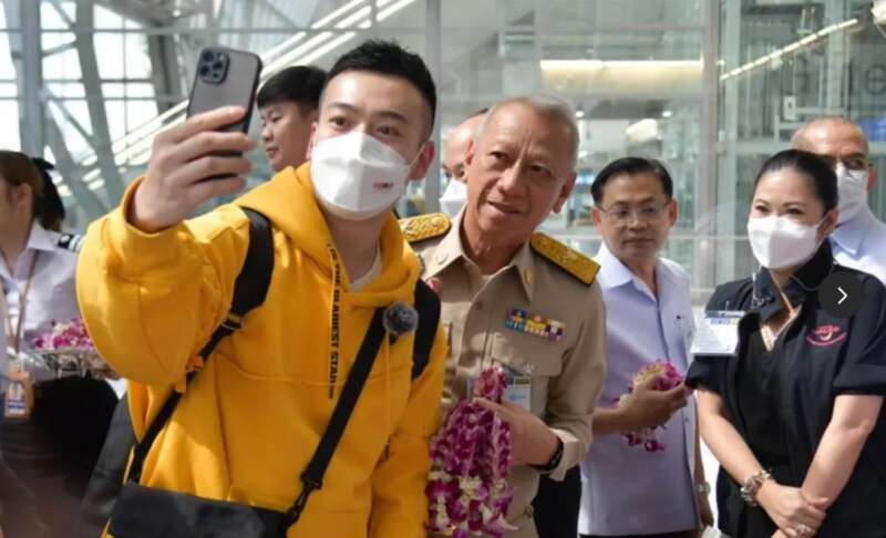 很多中国游客表示 “感觉像明星走红毯。”、“好激动，副总理给了我一个花环。” ...