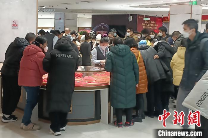 北京菜百首饰总店转运珠柜台前购买的人群