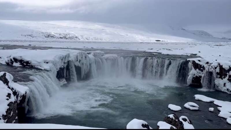 方维的二十七岁生日是在冰岛度过的，他觉得这里就是自己一直寻找的“世界尽头与冷酷仙境” ...
