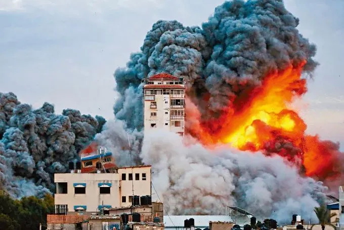 以色列军方发动空袭，炮弹击中加沙地带的一栋高楼