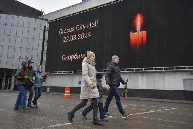 俄罗斯莫斯科近郊恐袭事件现场附近拍摄的悼念遇难者的显示屏